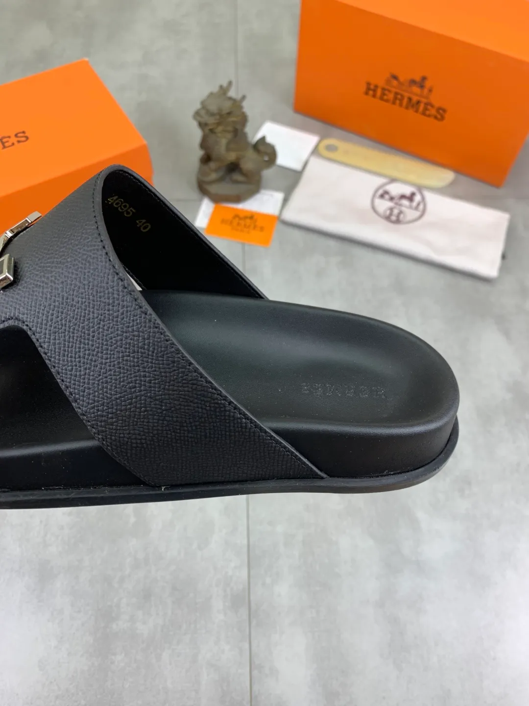Men's shoes 💰P440 New [HERMES] high-end quality new Hermès slippers, made of imported calfskin, wear-resistant and non-slip rubber outsole. Fashionable and elegant code number: 39-44 (38 45 46 customized)